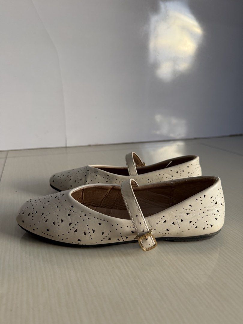 Eyelet ballet flats with adjustable single buckle strap (Category: Flats & Sandals) located in Iloilo. Submitted by youngrabbit.b5670d (Listing ID 1468375137, Image 1). Description: Preloved Used twice Matibay.