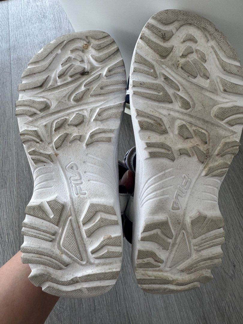 Fila Logo Strap Platform Sandals (Category: Flats & Sandals) located in Taguig. Submitted by kittychum (Listing ID 1468318101, Image 2). Description: 💯Original Size: Womens 6 / 23cm Preloved Condition: 7/10.