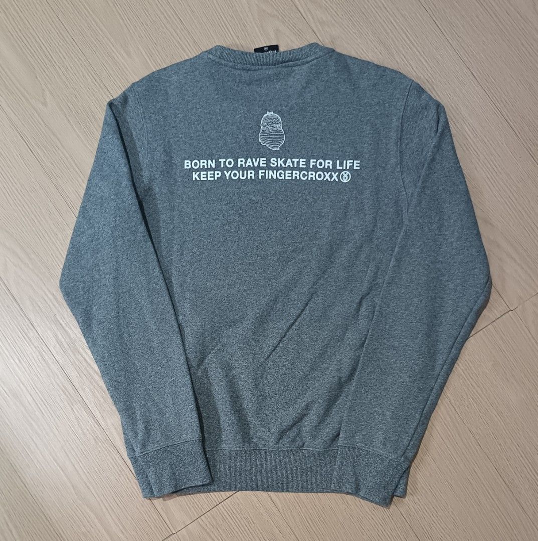 FINGERCROXX GRAY SWEATSHIRT WITH BACK DETAILS (Category: Coats, Jackets and Outerwear) located in Cavite. Submitted by marcuz.lifestyle (Listing ID 1468312441, Image 2). Description: WIDTH:19.5 LENGTH:26 EXCELLENT CONDITION NO ISSUE COLOR RATE:9.8/10 MOP:GCASH DELIVERY COURIER:JNT LOCATION:IMUS CAVITE.
