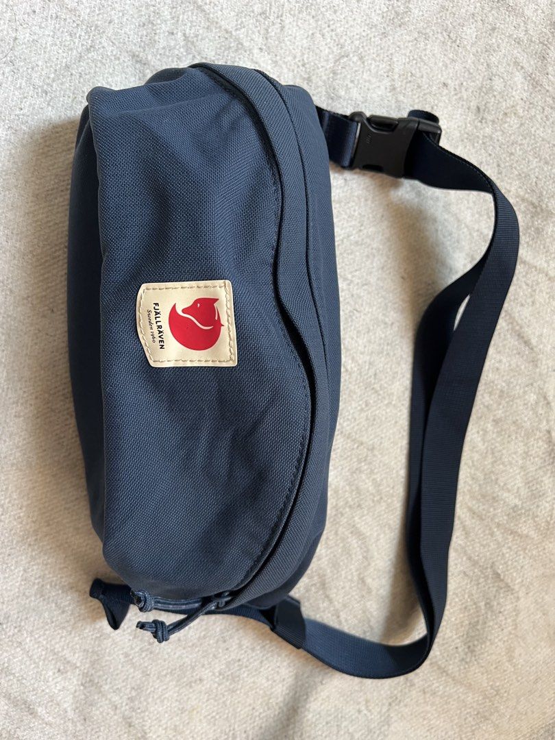 Fjällräven Ulvö Hip Pack Navy Blue (Category: Belt bags, Clutches and Pouches) located in Cagayan de Oro. Submitted by nelsondel21723 (Listing ID 1468400848, Image 1). Description: - Authentic Fjällräven hip pack in a versatile navy blue color - Made from durable, high-quality fabric built to last - Main zipped compartment featuring an internal mesh pocket for easy organization - Additional security zip pocket on the back for valuables - Adjustab