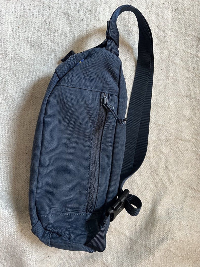 Fjällräven Ulvö Hip Pack Navy Blue (Category: Belt bags, Clutches and Pouches) located in Cagayan de Oro. Submitted by nelsondel21723 (Listing ID 1468400848, Image 2). Description: - Authentic Fjällräven hip pack in a versatile navy blue color - Made from durable, high-quality fabric built to last - Main zipped compartment featuring an internal mesh pocket for easy organization - Additional security zip pocket on the back for valuables - Adjustab