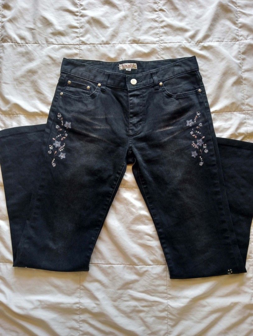 Flower-embroidered Jeans (Category: Jeans) located in Santo Domingo. Submitted by northdoll (Listing ID 1468405752, Image 2). Description: ୨ৎ Flower-embroidered Jeans! 🩰 — ₱499.00 * Perfect to match with vintage fits! Sobrang pretty pooo. Wl: 28-29 Length:36in Issue: check photos po! 💌 READ BEFORE BUYING! LOC: Santo Domingo, Ilocos Sur MOP: GCash/SeaBank (payment first) MOD: JNT (sf shouldered by buyer) Shipping fee: L ₱54; V ₱74; M ₱79 Item is