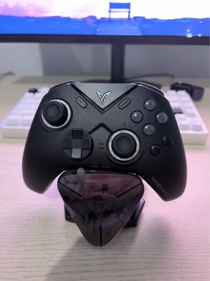 Flydigi Vader 4 Pro Gaming Controller + Charging Dock (Category: Controllers) located in Las Pinas. Submitted by illumi_x (Listing ID 1468325545, Image 1). Description: Flydigi Vader 4 Pro Gaming Controller + Charging Dock ₱1,999 ✅ Original | Authentic | Legit ✅ Free Charging dock ✅ No major issues | No double click ✅ Windows/IOS/Android/Switch Compatible Sometimes yung “LT” niya inconsistent. 📍 Location: Las Piñas City 🤝 Meetups: Las Piñas 🛵 