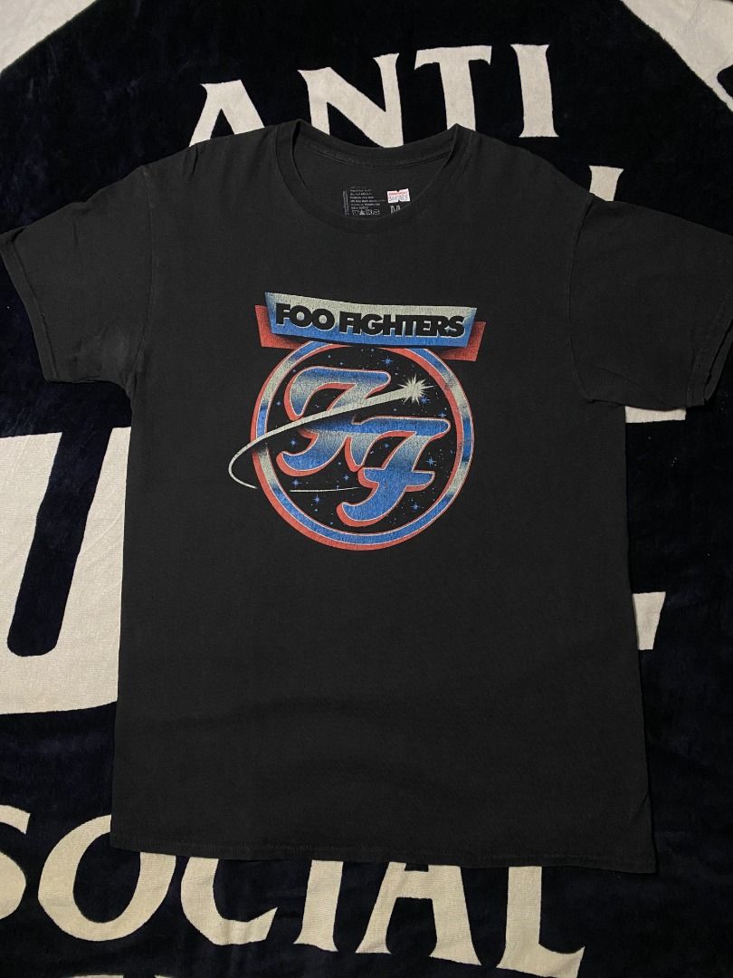 Foo fighters | band shirt (Category: Tshirts & Polo Shirts ) located in Las Pinas. Submitted by all_details_posted (Listing ID 1468423918, Image 1). Description: dark gray actual color crackprints, minimal pit stain.