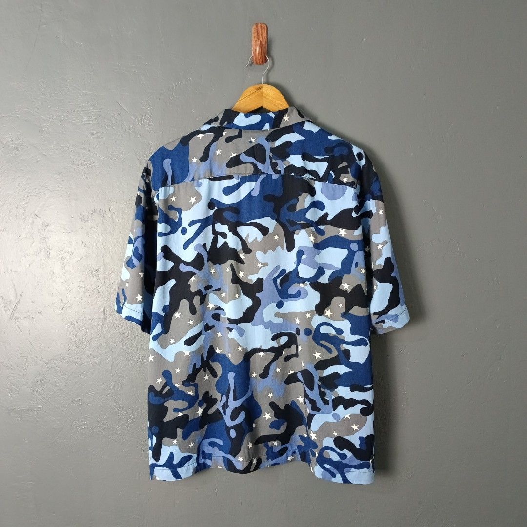 For Men - GU x Soph (Category: Tshirts & Polo Shirts ) located in Bacolod City. Submitted by drop.ph (Listing ID 1468385716, Image 2). Description: GU x Soph - Camo Camp Collar Shirt Authentic *Size L - 23x27 *Good as New *No flaws *Price: 680php *Add SF if outside Bacolod City.