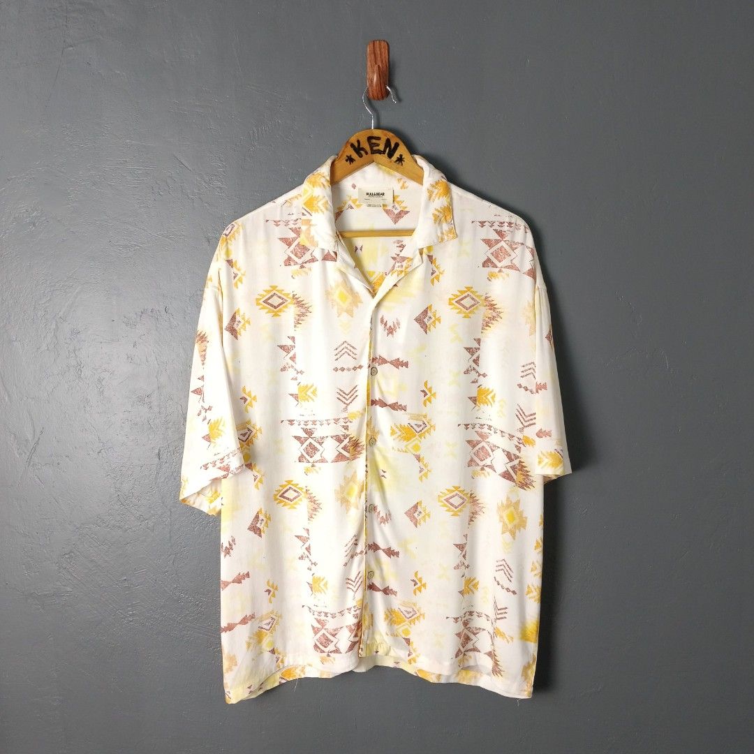 For Men - Pull & Bear - Updated Garments (Category: Tshirts & Polo Shirts ) located in Bacolod City. Submitted by drop.ph (Listing ID 1468383182, Image 1). Description: Pull & Bear - Updated Garments Authentic *Viscose *Size M - 23.5x27 *Excellent *No Flaws *Price: 680php *Add SF if outside Bacolod City .