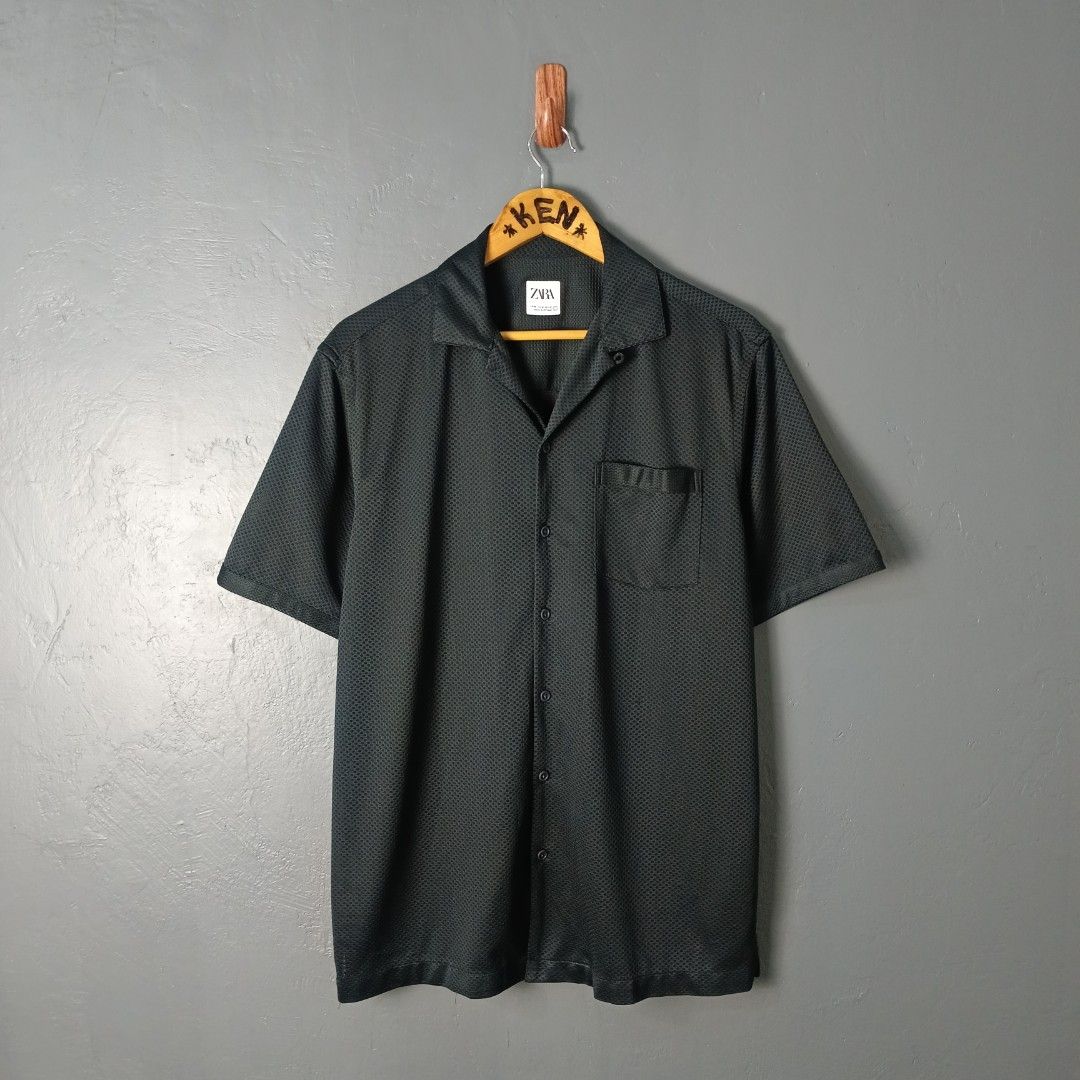 For Men - Zara - Textured Mesh (Category: Tshirts & Polo Shirts ) located in Bacolod City. Submitted by drop.ph (Listing ID 1468371323, Image 1). Description: Zara - Textured Mesh Shirt *Quick Dry *Size M - 22x28.5 *Excellent *No flaws *Price: 680php *Add SF if outside Bacolod City.