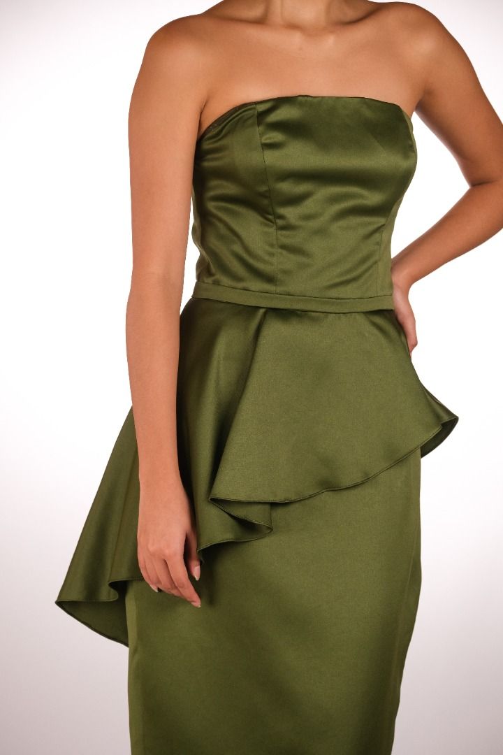 FOR RENT: Custom Structured Strapless Midi Dress (Green) (Category: Dresses) located in Quezon City. Submitted by larentamnl (Listing ID 1468298755, Image 2). Description: READ T&C BEFORE RENTING » rental fee: ₱1,800 » refundable security deposit: ₱500 » this is good for 4-day use only. Additional ₱300/day » rates are charged per calendar day, not per 24 hours. » studio fittings by walk-in / appointment | Tue to Sun: 10 AM – 7 PM » for more info,