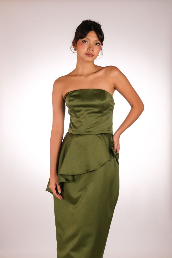 FOR RENT: Custom Structured Strapless Midi Dress (Green) (Category: Dresses) located in Quezon City. Submitted by larentamnl (Listing ID 1468298755, Image 3). Description: READ T&C BEFORE RENTING » rental fee: ₱1,800 » refundable security deposit: ₱500 » this is good for 4-day use only. Additional ₱300/day » rates are charged per calendar day, not per 24 hours. » studio fittings by walk-in / appointment | Tue to Sun: 10 AM – 7 PM » for more info,