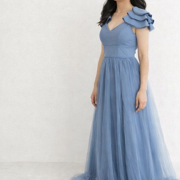 (FOR RENT) Long gown Midnight Blue & Blue (Category: Evening dresses & gowns) located in Makati City. Submitted by wonuderful (Listing ID 1468431696, Image 3). Description: 4 days - ₱1200 5 days - ₱1400 Blue gown is from Apartment 8 price is per gown 10% discount for students with valid id💗.