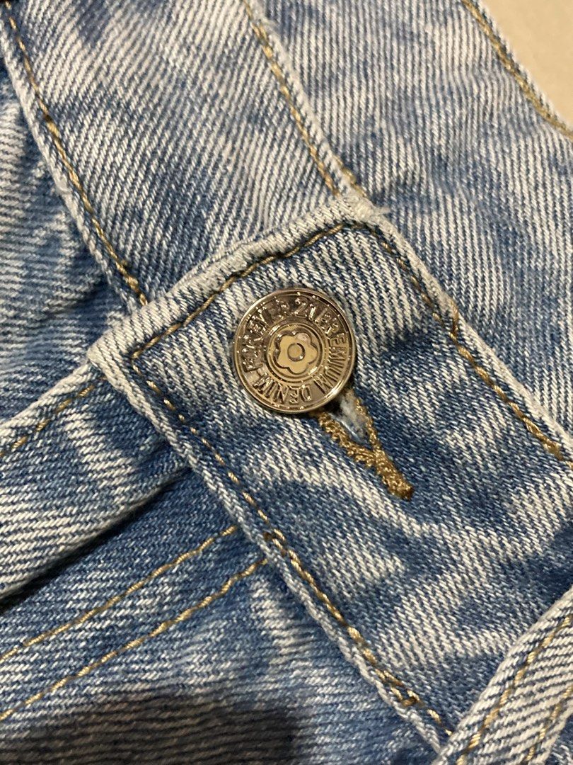 FOREVER 21 Baggy Jeans (Category: Jeans) located in Manila. Submitted by jeeyymzs (Listing ID 1468402832, Image 3). Description: Preloved Baggy Jeans Brand: FOREVER 21 Condition: 9/10 Waist: 30 Length: 38 Thigh: 12.8 Leg Opening: 11 Price: 500 pesos only Location: Quezon City, near SM North EDSA/Trinoma.