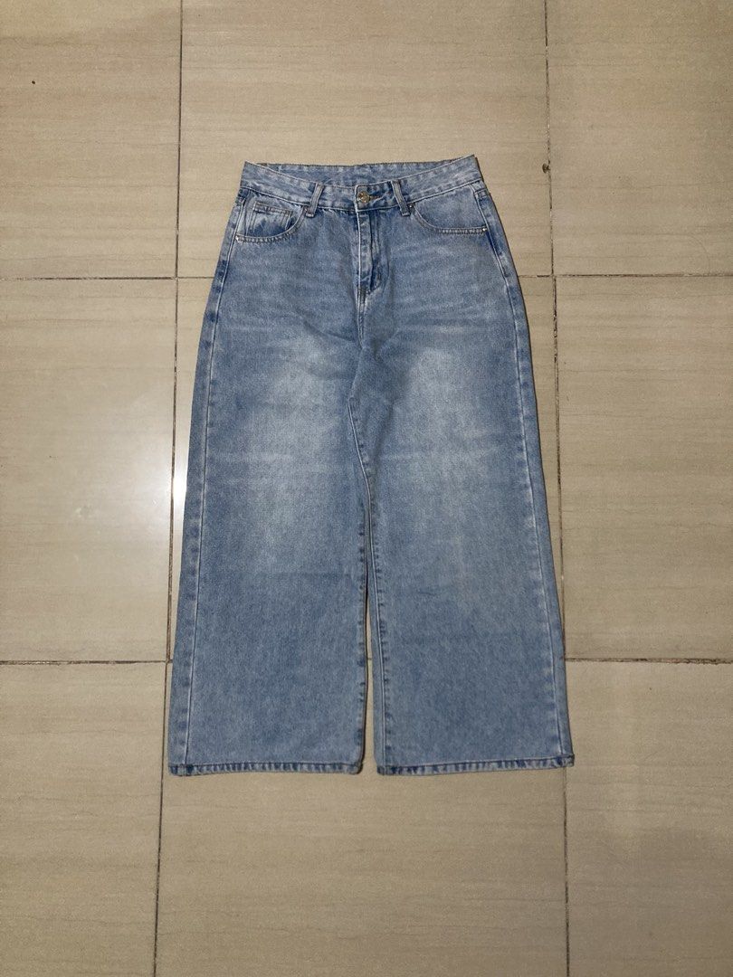FOREVER 21 Baggy Jeans (Category: Jeans) located in Manila. Submitted by jeeyymzs (Listing ID 1468402832, Image 1). Description: Preloved Baggy Jeans Brand: FOREVER 21 Condition: 9/10 Waist: 30 Length: 38 Thigh: 12.8 Leg Opening: 11 Price: 500 pesos only Location: Quezon City, near SM North EDSA/Trinoma.