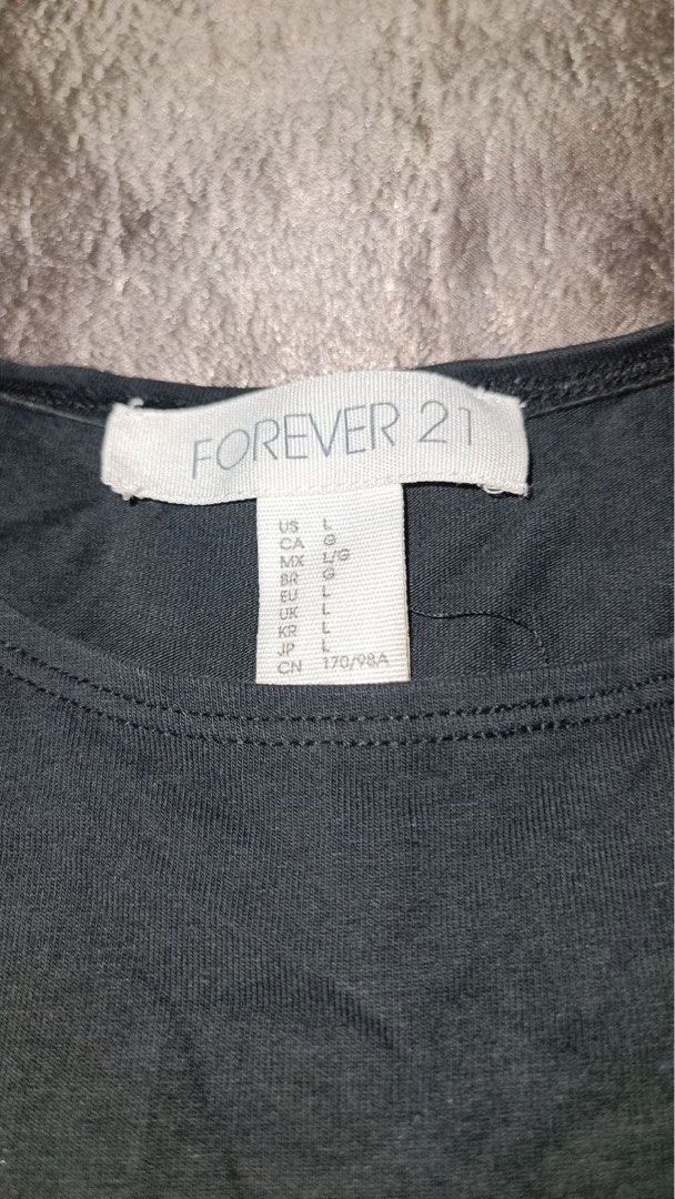 Forever 21 Black Crop Tank Top Size L (Category: Sleeveless) located in Valenzuela. Submitted by nixs2722 (Listing ID 1468448791, Image 2). Description: -GC PAYMENT -SF c/o BUYERS - Brand: Forever 21 - Size: L - Color: Black - Style: Sleeveless crew neck crop top - Fabric: Stretchy and comfortable - Condition: Worn a few times, solid condition - Perfect for pairing with high-waisted jeans or skirts.