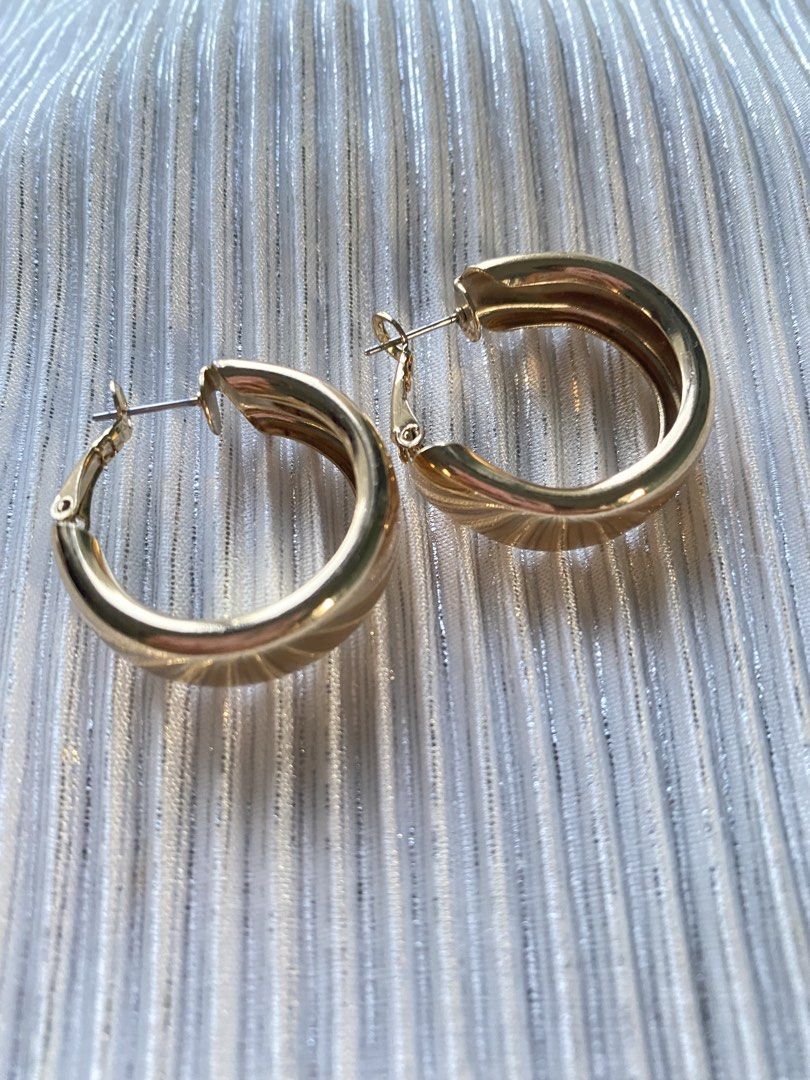 Forever 21 Hoop Earrings (Category: Earrings) located in Tabaco. Submitted by camila_dp (Listing ID 1468285067, Image 2). Description: .