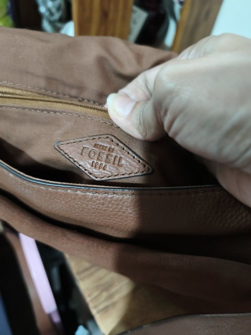 Fossil (Category: Cross-body Bags) located in Quezon City. Submitted by daisyuy1979 (Listing ID 1468291392, Image 3). Description: .