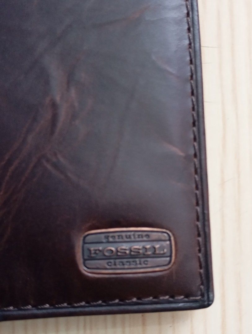 Fossil long wallet (Category: Wallets & Card Holders) located in Las Pinas. Submitted by quick_deals_great_finds2 (Listing ID 1468324234, Image 2). Description: Original unused bnew.