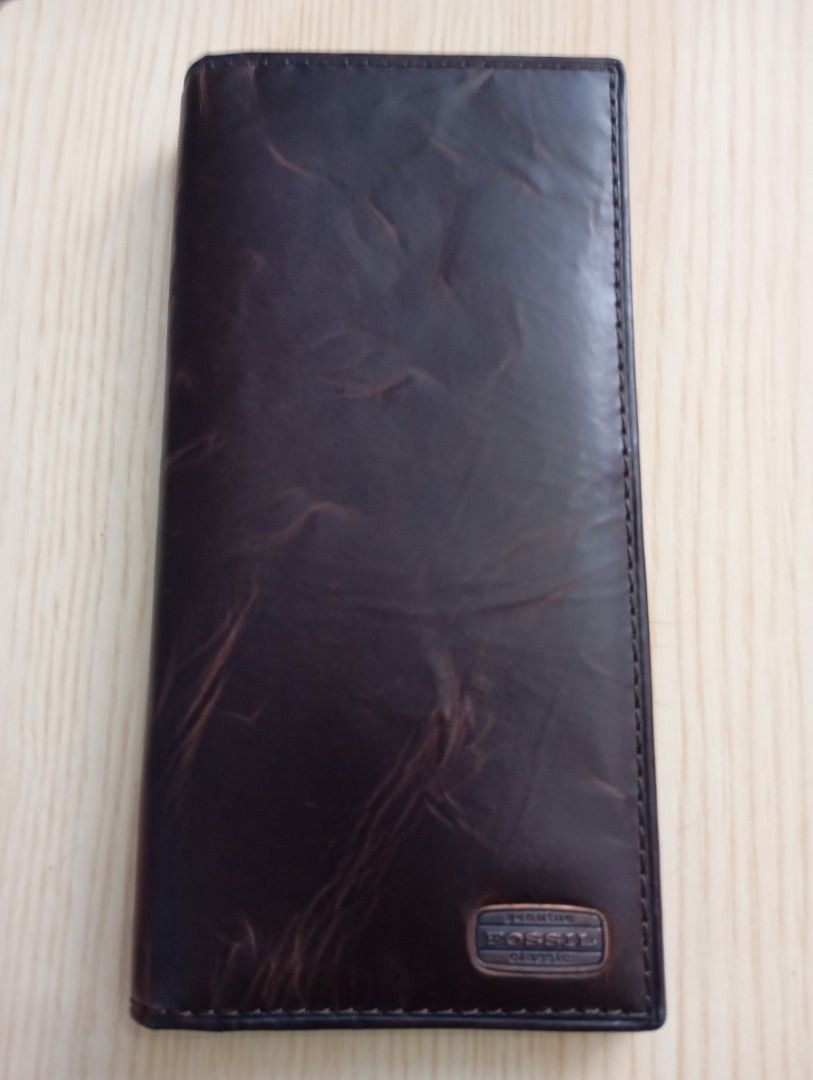 Fossil long wallet (Category: Wallets & Card Holders) located in Las Pinas. Submitted by quick_deals_great_finds2 (Listing ID 1468324234, Image 1). Description: Original unused bnew.