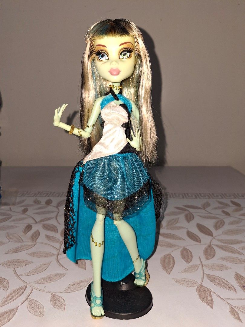 Frankie Stein ( 13 wishes) (Category: Figurines & Statues) located in Lipa City. Submitted by gabriels._08 (Listing ID 1468460827, Image 1). Description: Frankie stein (13wishes)-750 Conditions: Frankie -lacks of accesso -crown -earrings -gold top plate -lamp Yellowing on head and body parts (Look pic in comment section) Hair is soft Overall rating: 6/10 MOP:Gcash , Gotyme MOD: J&T.