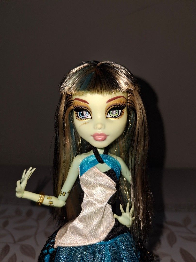Frankie Stein ( 13 wishes) (Category: Figurines & Statues) located in Lipa City. Submitted by gabriels._08 (Listing ID 1468460827, Image 2). Description: Frankie stein (13wishes)-750 Conditions: Frankie -lacks of accesso -crown -earrings -gold top plate -lamp Yellowing on head and body parts (Look pic in comment section) Hair is soft Overall rating: 6/10 MOP:Gcash , Gotyme MOD: J&T.
