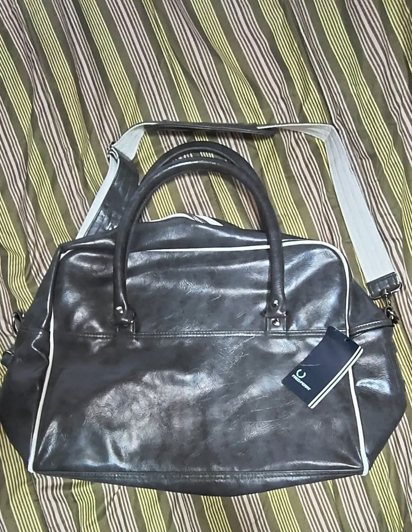 Fred Perry Holdall Bag Grey (Category: Sling Bags) located in Manila. Submitted by myno23lenel (Listing ID 1468291000, Image 3). Description: for sale Fred Perry Holdall Bag Grey in good condition, only signs of usage.leather perfect condition, only issue slight yellowing on white linings good for everyday use,travelling 10k srp, selling cheap 2.2k only Location Fairview.
