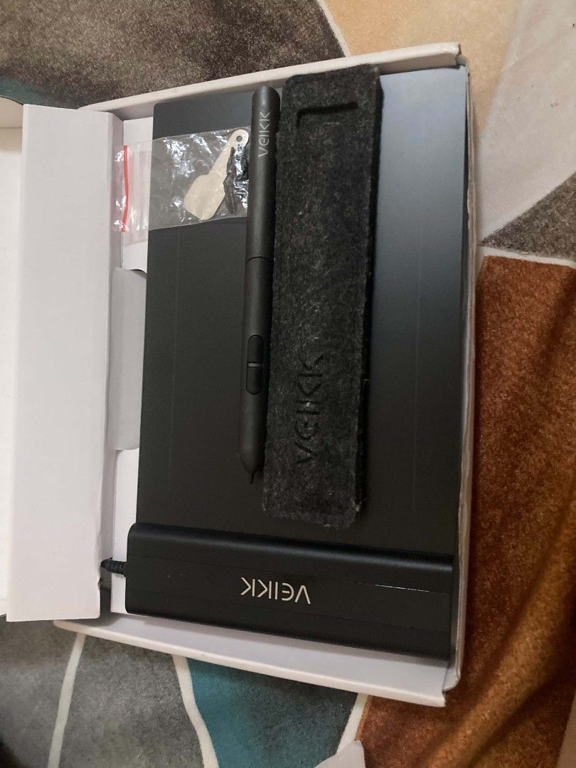 FS: VEIKK S640 DRAWING TABLET + INCLUSIONS (Category: Other Gadgets) located in Caloocan City. Submitted by jablay72936540 (Listing ID 1468292229, Image 3). Description: FS: Veikk drawing tablet S640 COMPLETE INCLUSIONS - Perfect for starting artists - Php 700 (negotiable) - Rfs: Hindi na nagagamit sa bahay kasi umalis na yung kapatid ko Inclusions: - Drawing tablet - Pen + Extra Nibs - Box - MOP: Cash | Gcash | Maribank - MOD: Meetup (ust/pasig)