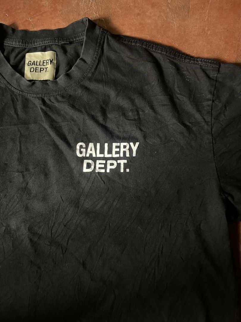 Gallery Dept. Hollywood CA Black T-Shirt (Category: Tshirts & Polo Shirts ) located in Gumaca. Submitted by makuliti (Listing ID 1468307633, Image 3). Description: - Brand: Gallery Dept. - Color: Black - Fit: Casual boxy fit - Details: Small chest logo, large Hollywood, CA lettering on the back - Material: 90/10 cotton-poly blend - Origin: Made in USA - Condition: Brand new with collar tag.
