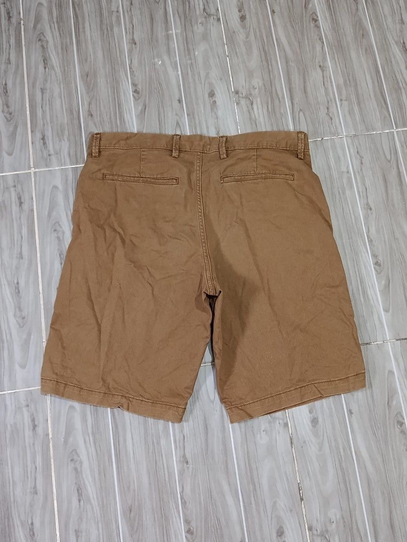GAP CHINO SHORT (freeshipping) (Category: Chinos) located in Quezon City. Submitted by gyl-stop (Listing ID 1468455947, Image 2). Description: free shipping 34 x 19.5 excellent condi cr: 9.8/10 issue: none.