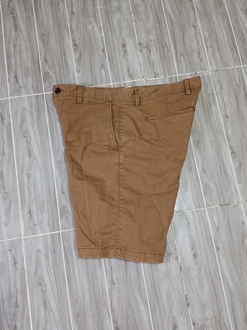 GAP CHINO SHORT (freeshipping) (Category: Chinos) located in Quezon City. Submitted by gyl-stop (Listing ID 1468455947, Image 3). Description: free shipping 34 x 19.5 excellent condi cr: 9.8/10 issue: none.
