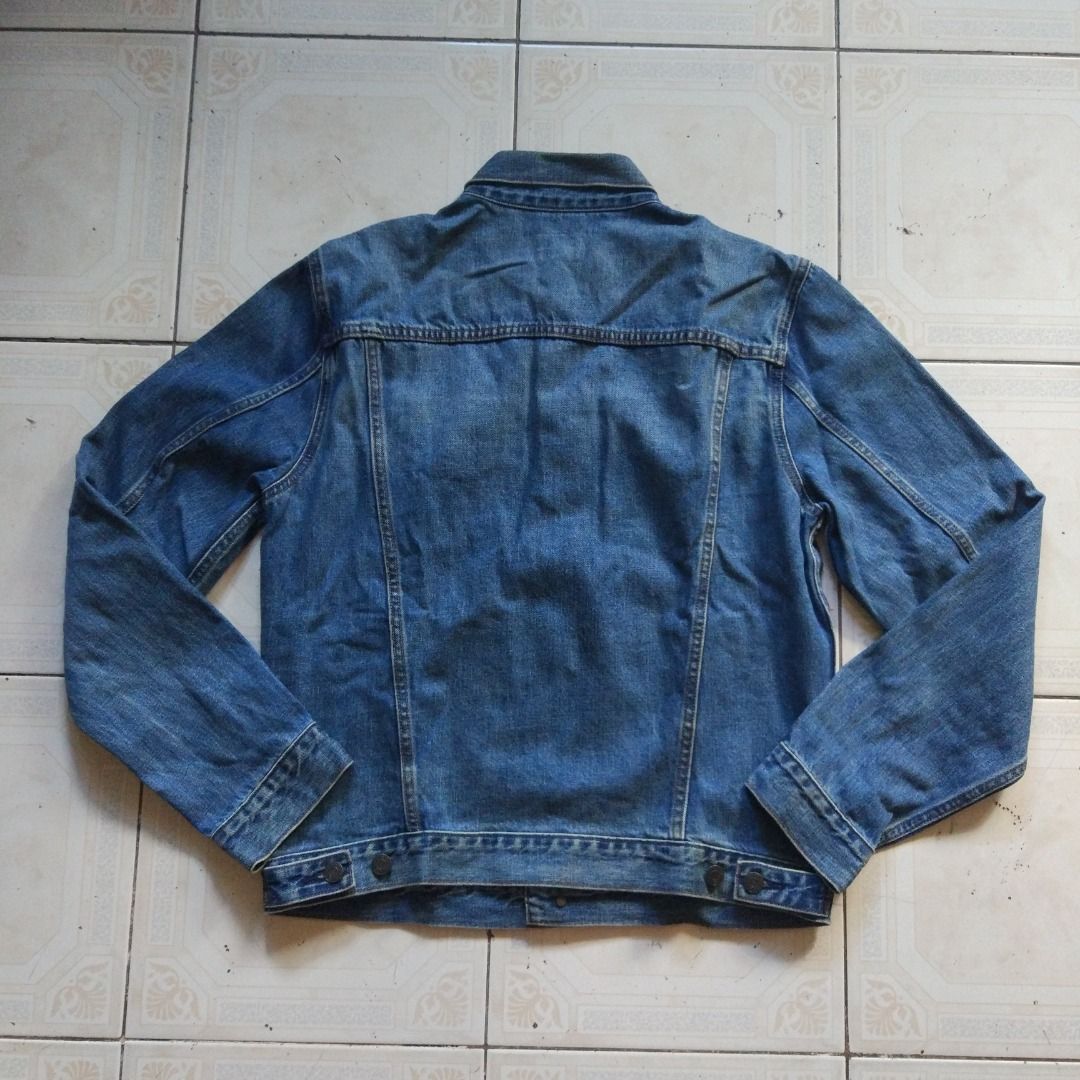 Gap Washed Denim Jacket M (Category: Coats, Jackets and Outerwear) located in Pasay City. Submitted by denimdude.ph (Listing ID 1468368566, Image 2). Description: tiny yellow spot on sleeve, last pic.