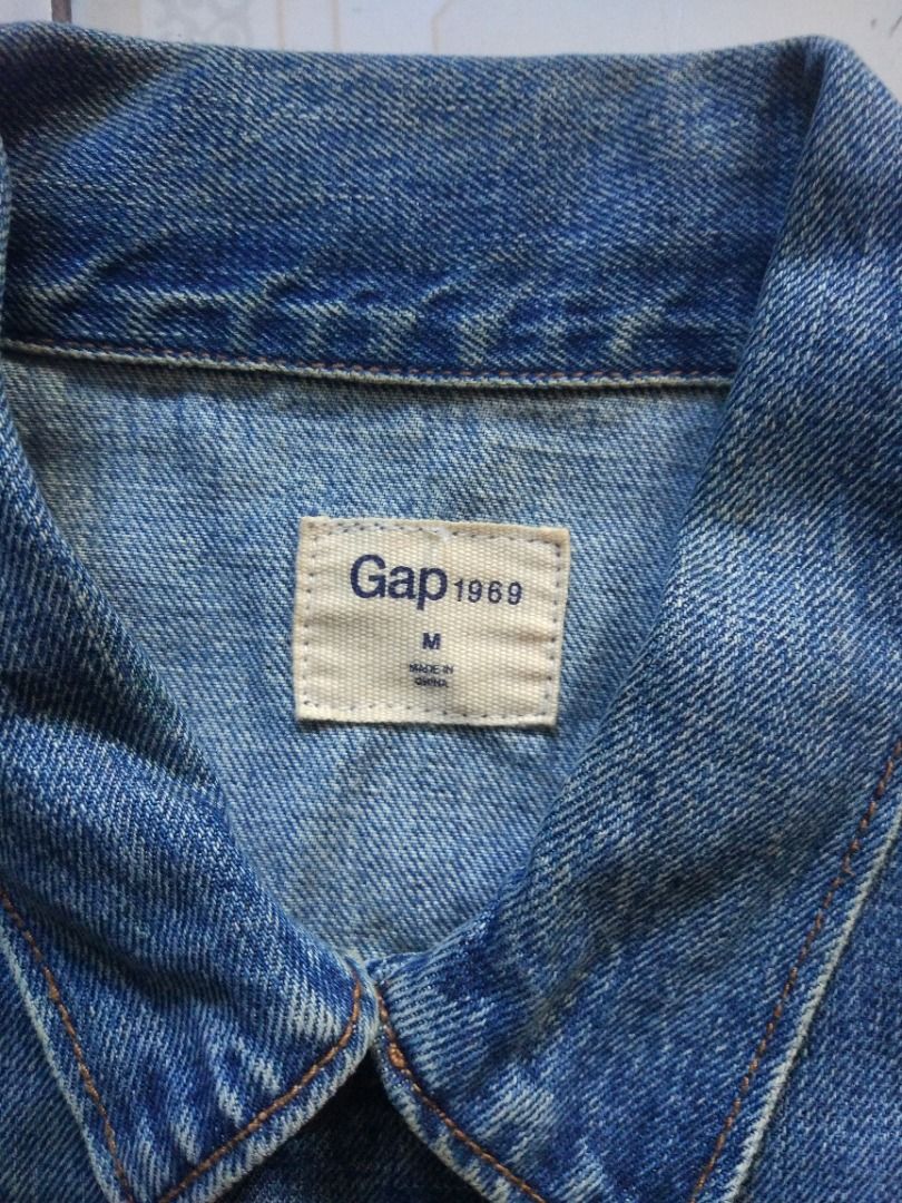 Gap Washed Denim Jacket M (Category: Coats, Jackets and Outerwear) located in Pasay City. Submitted by denimdude.ph (Listing ID 1468368566, Image 3). Description: tiny yellow spot on sleeve, last pic.