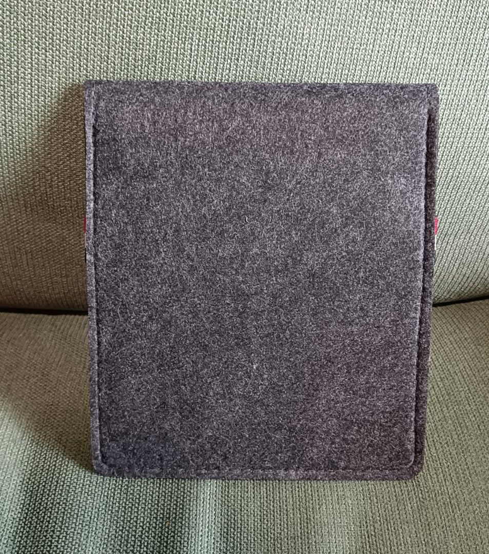 Geekbite Felt E-Reader/ Tablet Case (Category: Cases & Sleeves) located in Singapore. Submitted by kristalbeaute (Listing ID 1468284901, Image 2). Description: Can just proceed to pay postage via Caroupay. No self collect Geekbite Felt E-Reader/ Tablet Casing Never been used ohbc.