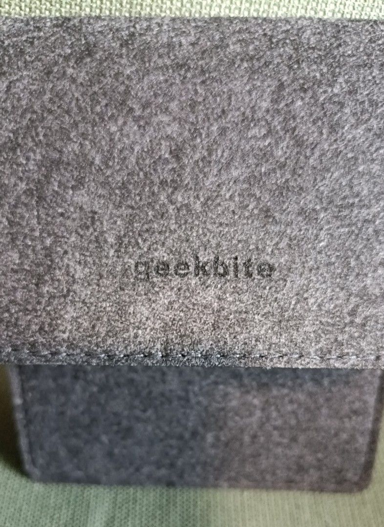 Geekbite Felt E-Reader/ Tablet Case (Category: Cases & Sleeves) located in Singapore. Submitted by kristalbeaute (Listing ID 1468284901, Image 3). Description: Can just proceed to pay postage via Caroupay. No self collect Geekbite Felt E-Reader/ Tablet Casing Never been used ohbc.