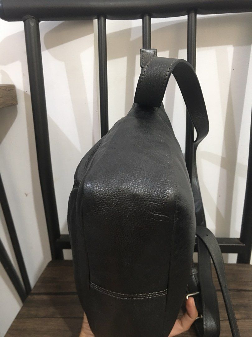 Genuine Leather/Men Sling/Charles Jourdan (Category: Sling Bags) located in Morong. Submitted by vastcat.b247ee680 (Listing ID 1468365904, Image 3). Description: Original Charles Jourdan Preloved from Japan Normal sign of usage No sira No bakbak Still in very good condition Genuine leather.