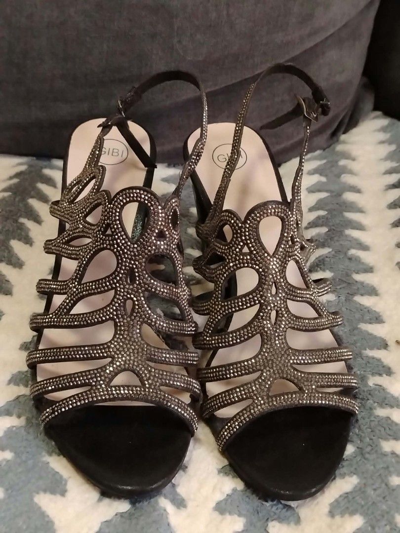 Gibi sandals size 8 (Category: Sandals) located in Rizal. Submitted by sanjane (Listing ID 1468363502, Image 1). Description: ones.