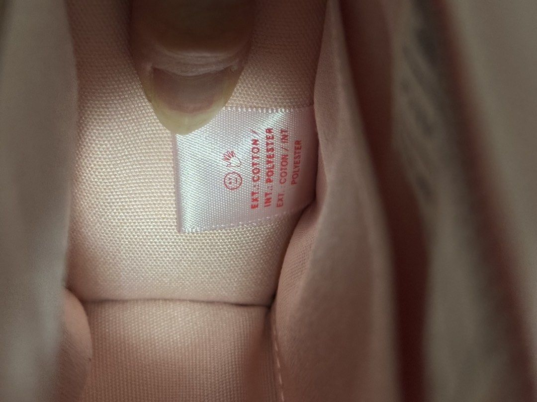 Glossier Pink Makeup Bag Pouch (Category: Purses & Pouches) located in Manila. Submitted by glossywife (Listing ID 1468331619, Image 3). Description: Bnew, never been used :) Mop: bank transfer Mod: grabexpress / j&t / lalamove glossier glossier bag saie merit ilia rhode summer fridays rare beauty tower28 tower 28 kosas milk makeup charlotte tilbury olehenriksen gisou cocokind typology aesop byoma beauty makeup makeupbag makeuppouch cosmeticbag c