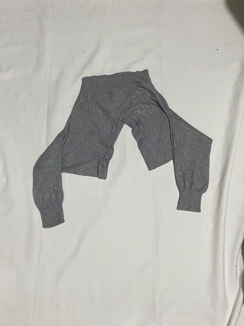 Gray Cropped V-neck Sweater (Category: Coats, Jackets and Outerwear) located in Makati City. Submitted by weirdshopping (Listing ID 1468295919, Image 2). Description: Selling pre-loved clothes! DETAILS: ~ All items are in good condition. - BRANDED - All clothes are sanitized before delivery. ~ Mode of Payment: Cash & Gcash - Available for delivery c/o by costumer: Lalamove, Grab, Angkas ~ Location: Guadalupe Viejo, Makati ~ FOR meet up, pick up, 