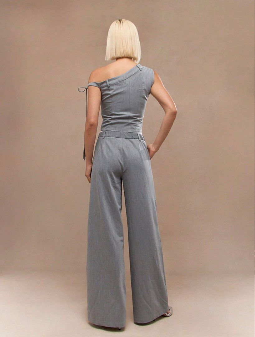 Grey Wide-Leg Pants (Category: Sets or Coordinates) located in Villasis. Submitted by juliaxgamboa (Listing ID 1468454461, Image 2). Description: - Pleated wide-leg pants with a mid-rise waistband, belt loops, and front pockets - Lightweight, comfortable fabric with clean tailoring - Solid grey color, easy to dress up or down - Perfect for smart-casual wear, office outings, and weekend dinners.