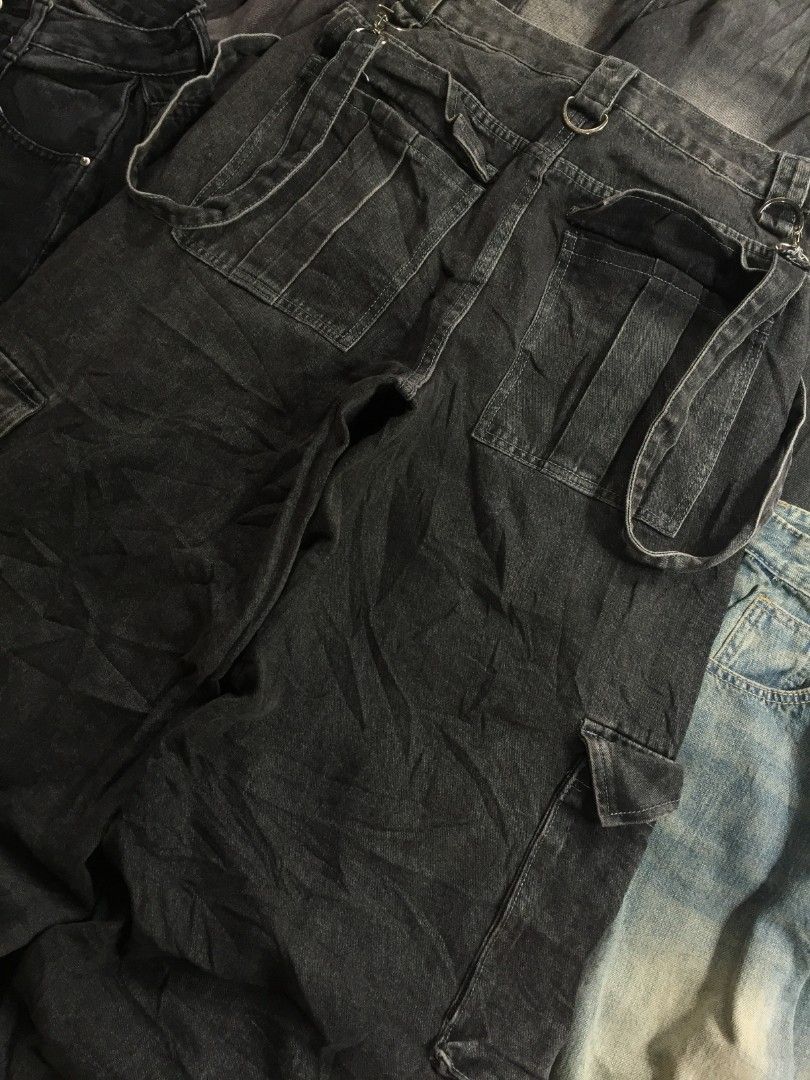 GRUNGE Y2K MULTI POCKET ROMWE (Category: Jeans) located in Davao. Submitted by hook_n_wear (Listing ID 1468336138, Image 3). Description: 30-32 40 14 15 No issu hard.
