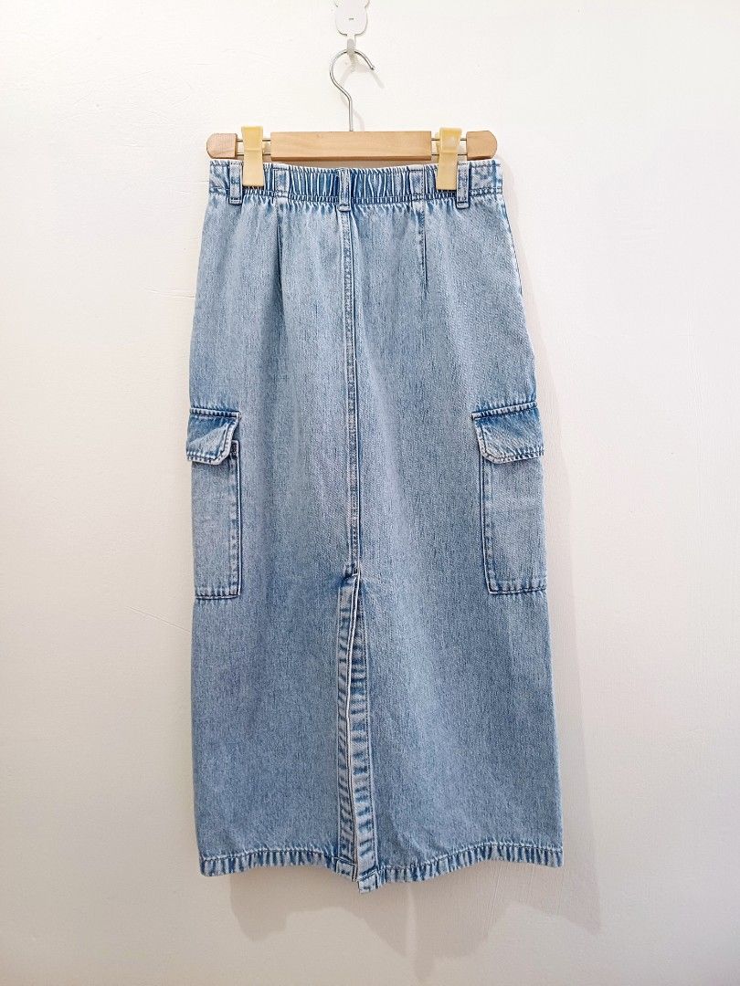 GU denim cargo midi skirt (Category: Skirts) located in Pasig City. Submitted by eden_online_shop (Listing ID 1468344819, Image 2). Description: - Waist: 32cm - Length: 82cm A cargo long skirt made of denim material, full of a fresh feel. Soft texture, extraordinarily comfortable to wear. Featuring a front opening and an elastic back waist style for a comfortable fit. Back split design allows for easier movement. ​Equipped with an inner drawstrin