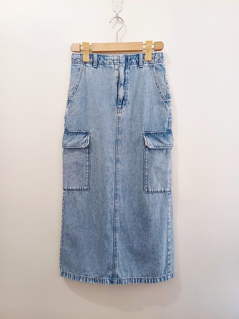 GU denim cargo midi skirt (Category: Skirts) located in Pasig City. Submitted by eden_online_shop (Listing ID 1468344819, Image 1). Description: - Waist: 32cm - Length: 82cm A cargo long skirt made of denim material, full of a fresh feel. Soft texture, extraordinarily comfortable to wear. Featuring a front opening and an elastic back waist style for a comfortable fit. Back split design allows for easier movement. ​Equipped with an inner drawstrin