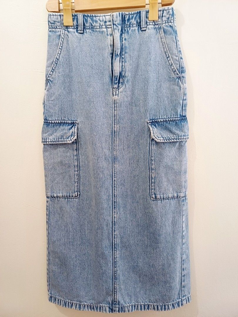 GU denim cargo midi skirt (Category: Skirts) located in Pasig City. Submitted by eden_online_shop (Listing ID 1468344819, Image 3). Description: - Waist: 32cm - Length: 82cm A cargo long skirt made of denim material, full of a fresh feel. Soft texture, extraordinarily comfortable to wear. Featuring a front opening and an elastic back waist style for a comfortable fit. Back split design allows for easier movement. ​Equipped with an inner drawstrin