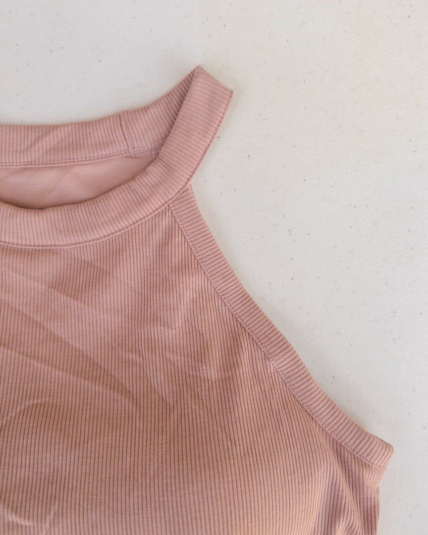 GU padded ribbed tank top (Category: Sleeveless) located in Makati City. Submitted by badethskie (Listing ID 1468392628, Image 2). Description: size XL NO issue/flaw .