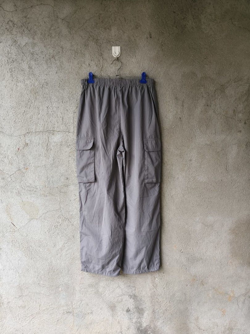 GU PARACHUTE NYLON PANTS SIZE MEDIUM (Category: Joggers) located in Manila. Submitted by gelove.thrift (Listing ID 1468293897, Image 2). Description: .