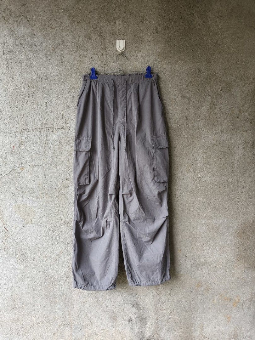 GU PARACHUTE NYLON PANTS SIZE MEDIUM (Category: Joggers) located in Manila. Submitted by gelove.thrift (Listing ID 1468293897, Image 1). Description: .