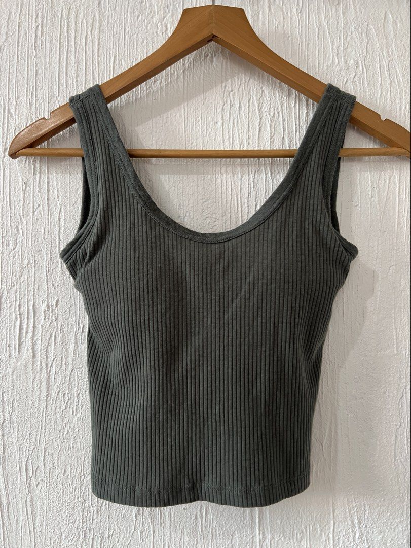 Gu Ribbed Crop Padded Top (Category: Sleeveless) located in Amadeo. Submitted by mavmadel (Listing ID 1468412967, Image 1). Description: -small size -like new condition -color rate 10/10.