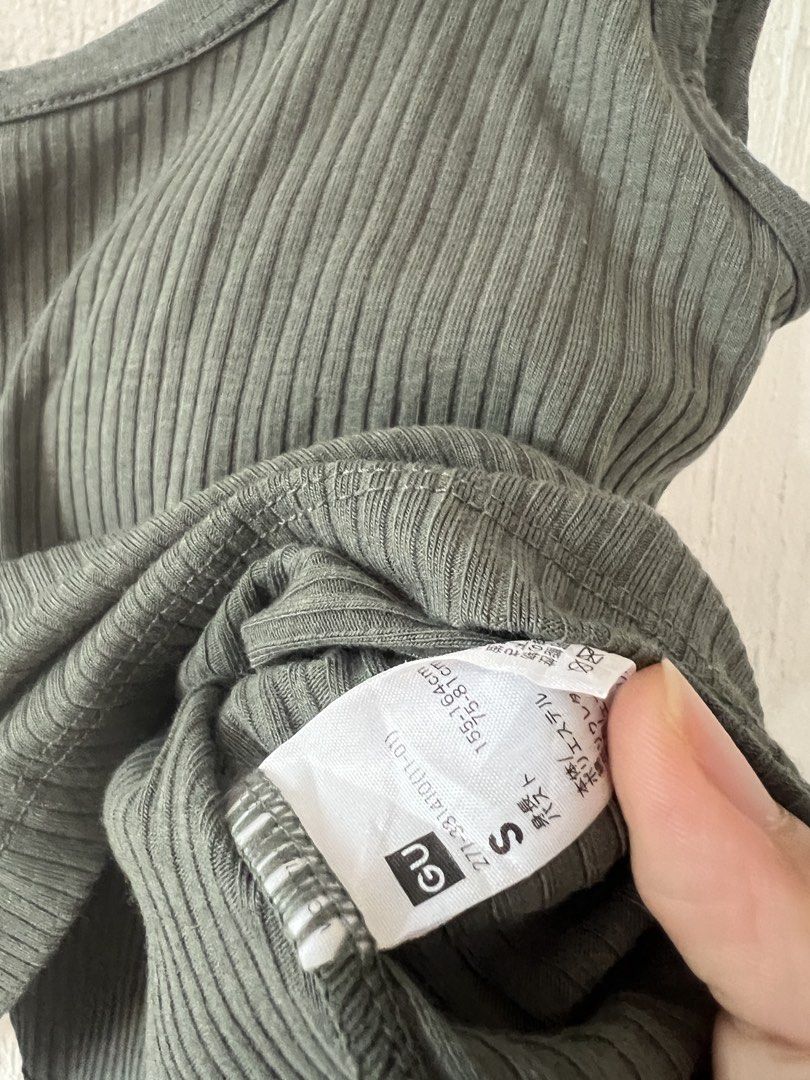 Gu Ribbed Crop Padded Top (Category: Sleeveless) located in Amadeo. Submitted by mavmadel (Listing ID 1468412967, Image 2). Description: -small size -like new condition -color rate 10/10.