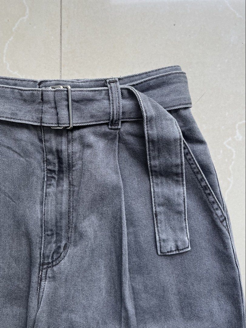 GU Wide-leg Pleated Pants (Category: Jeans) located in Los Banos. Submitted by theoldgoods_ (Listing ID 1468340859, Image 2). Description: GU Wide-leg Pleated Pants S on tag W: 26-28 inches L: 38 inches Leg opening: 10.5 inches 850 pesos + shipping fee MOP: Gcash (payment first) 📍Los Baños, Laguna.
