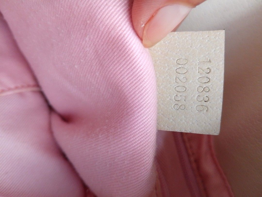 Gucci (Category: Luxury Bags & Wallets) located in Roxas City. Submitted by leeeryue (Listing ID 1468331897, Image 3). Description: gucci, has manimal sign of use/rubs on corners, has restitch on handle see last photo.