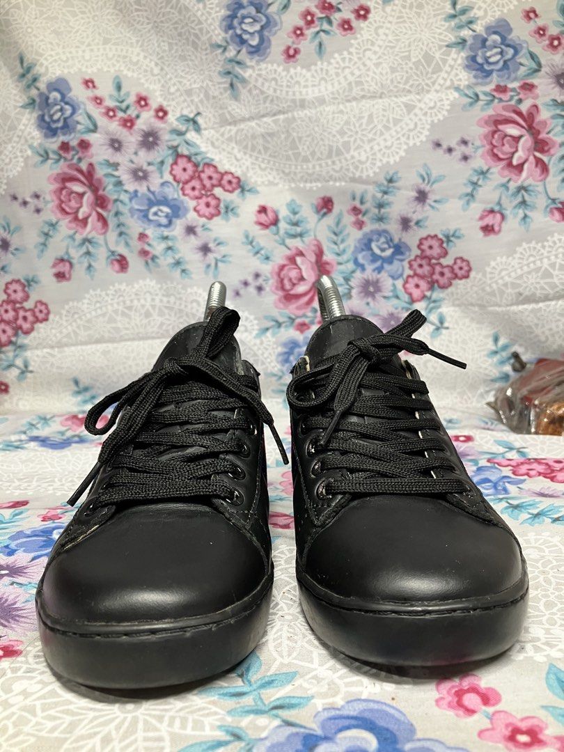 GUCCI ACE EMBROIDERED BEE BLACK (Category: Sneakers) located in General Mariano Alvarez. Submitted by adonid (Listing ID 1468335125, Image 3). Description: GUCCI ACE EMBROIDERED BEE BLACK GOOD CONDITION NORMAL SIGN OF USAGE ONLY SIZE 6 WOMEN.