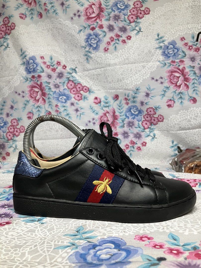 GUCCI ACE EMBROIDERED BEE BLACK (Category: Sneakers) located in General Mariano Alvarez. Submitted by adonid (Listing ID 1468335125, Image 1). Description: GUCCI ACE EMBROIDERED BEE BLACK GOOD CONDITION NORMAL SIGN OF USAGE ONLY SIZE 6 WOMEN.
